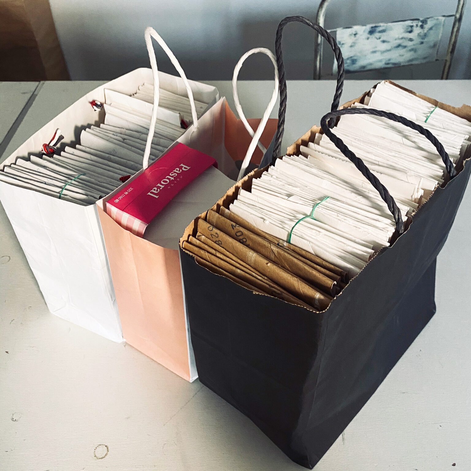 トイレットペーパー芯に印刷されている文字 ペーパー芯リユースアート 山田ゆか